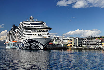 Norwegen, More og Romsdal, More og Romsdal,Romsdal, Kreuzfahrtschiff am Hafenkai