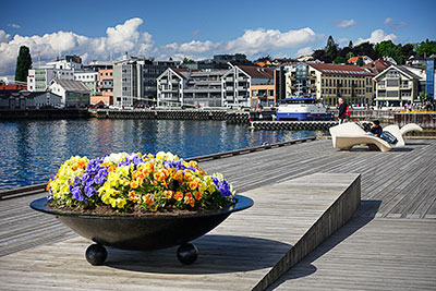 Norwegen, More og Romsdal, More og Romsdal,Romsdal, Geschmückte Hafenpromende und moderne Architektur im Hintergrund