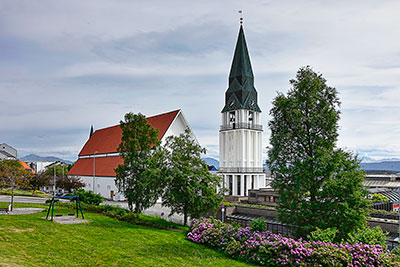 Norwegen, More og Romsdal, More og Romsdal,Romsdal, Moderne Kirche mit frei stehendem Glockenturm