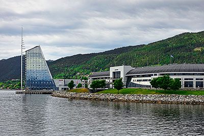 Norwegen, More og Romsdal, More og Romsdal,Romsdal, Markantes, architektonisch auffälliges Hotel am Moldefjord